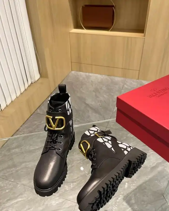 hype Valentino Boots