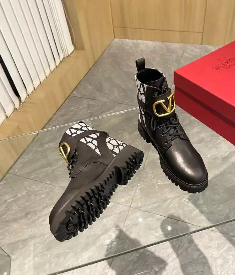 hype Valentino Boots