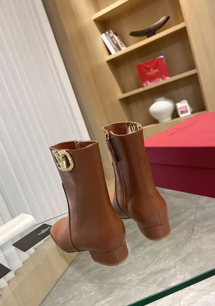 hype Valentino Boots