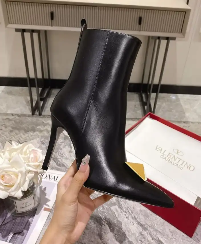 hype Valentino Boots