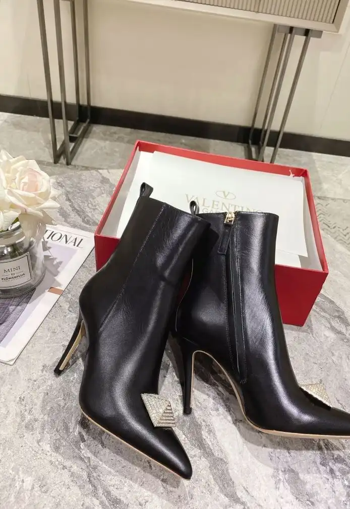 hype Valentino Boots