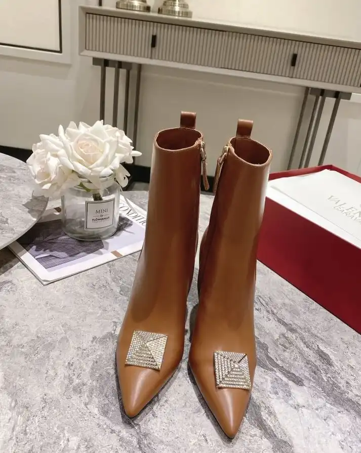 hype Valentino Boots