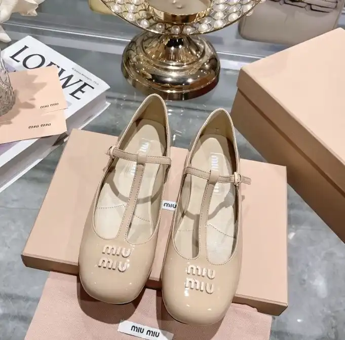 hype Miu Miu flat shoes