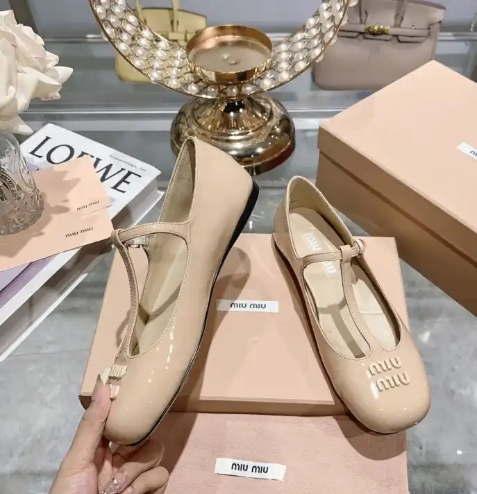 hype Miu Miu flat shoes