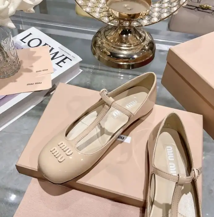 hype Miu Miu flat shoes