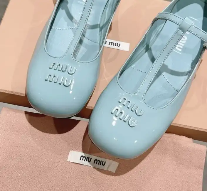 hype Miu Miu flat shoes