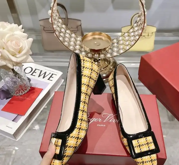 hype Roger Vivier flat shoes