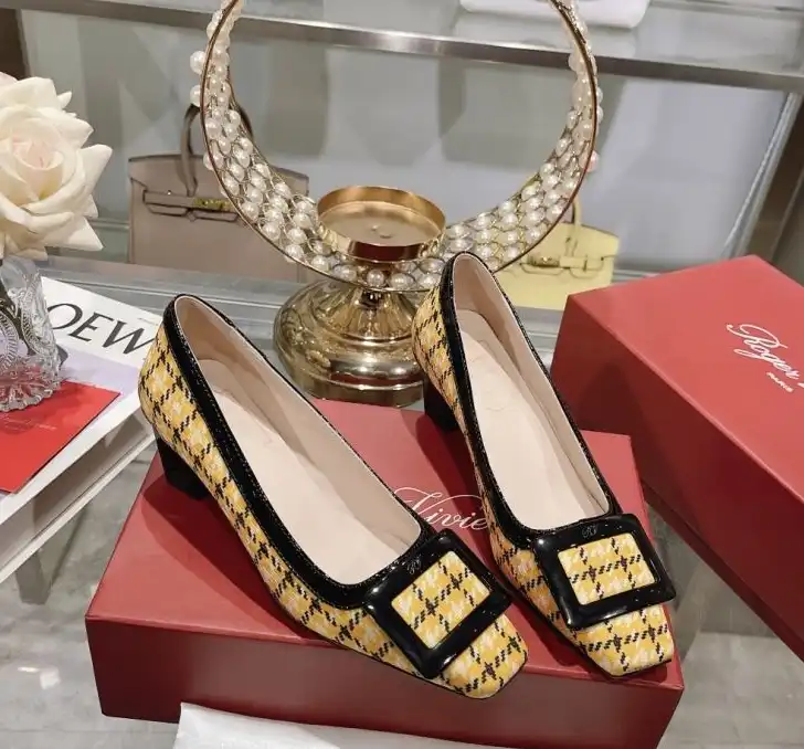 hype Roger Vivier flat shoes