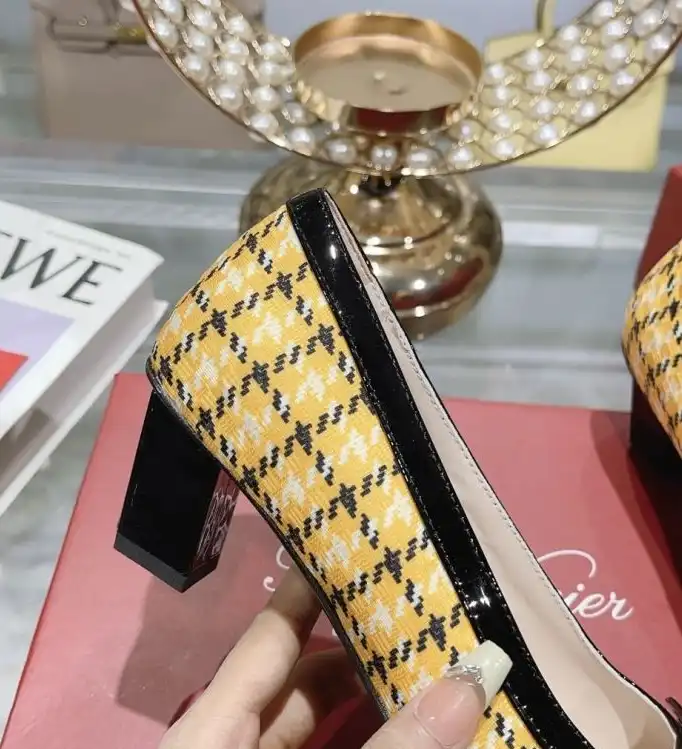 hype Roger Vivier flat shoes