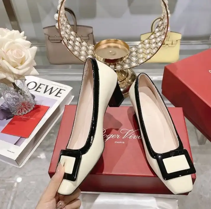 hype Roger Vivier flat shoes