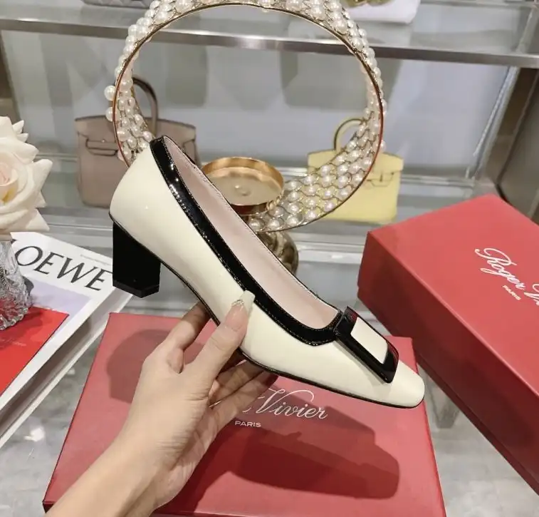 hype Roger Vivier flat shoes