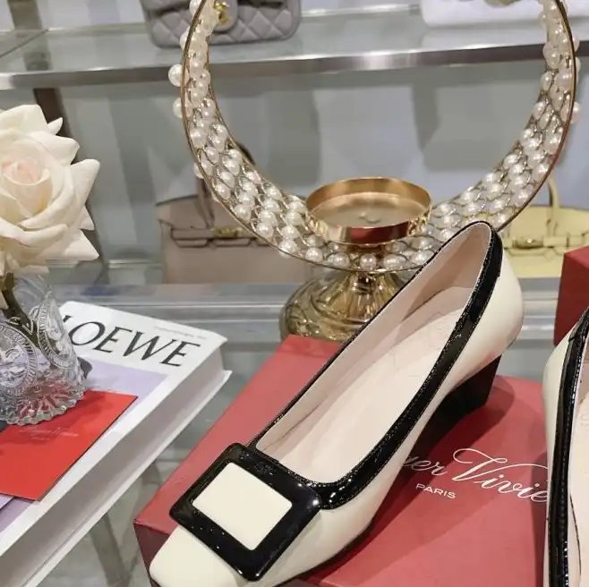 hype Roger Vivier flat shoes