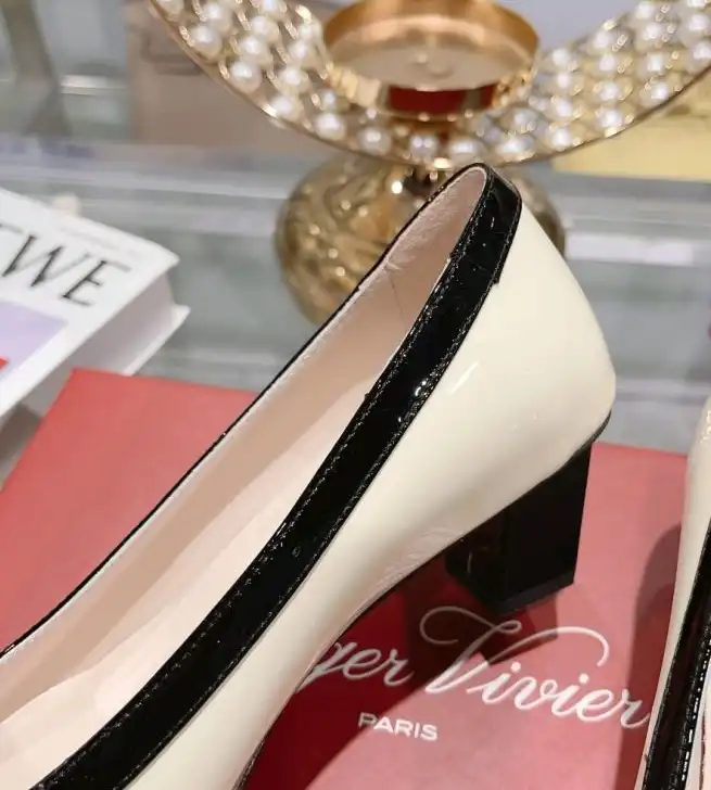 hype Roger Vivier flat shoes