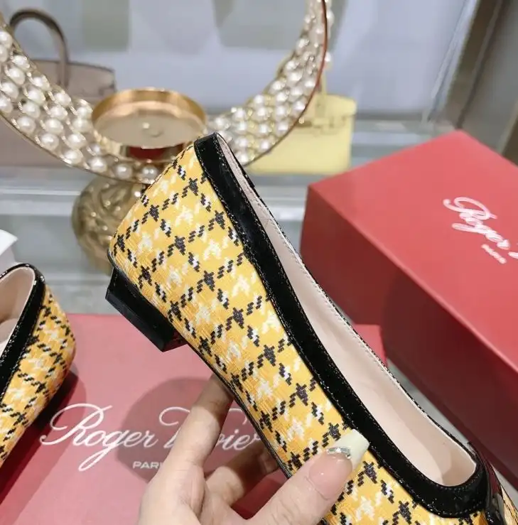 hype Roger Vivier flat shoes