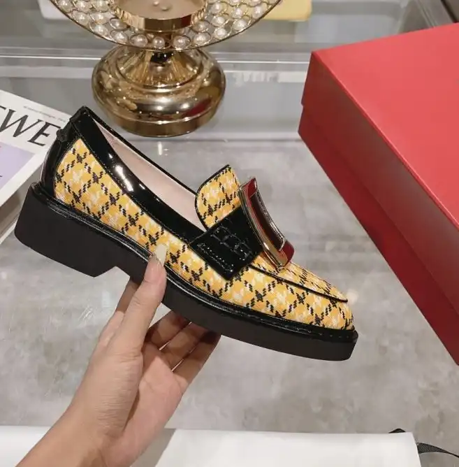 hype Roger Vivier flat shoes