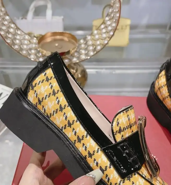 hype Roger Vivier flat shoes