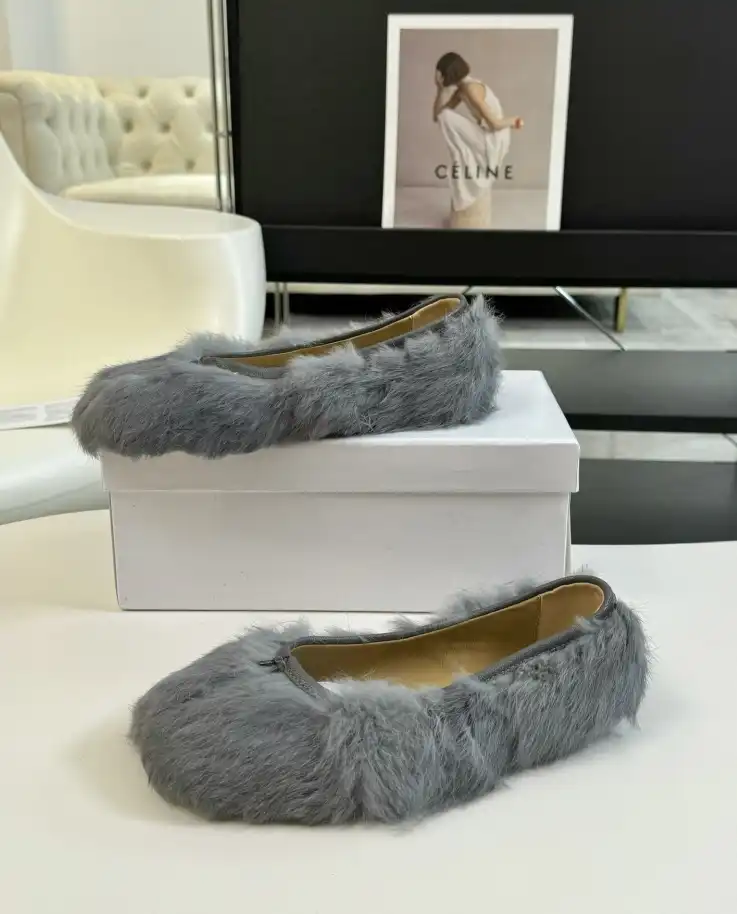 Other flat shoes