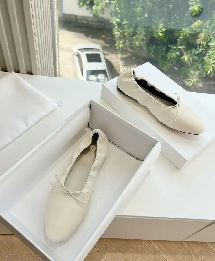 Other flat shoes