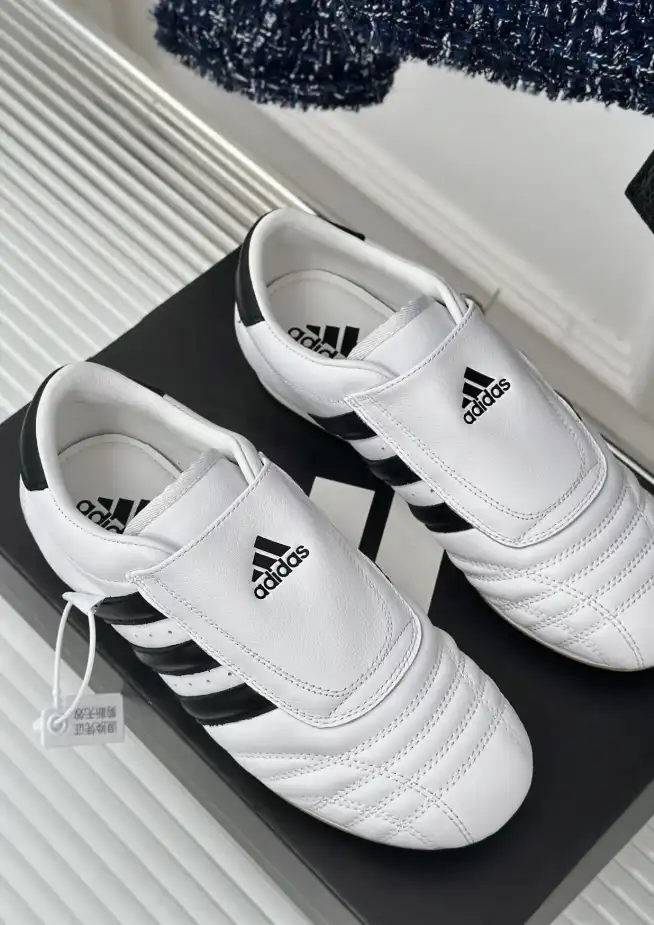 hype Adidas Sneakers