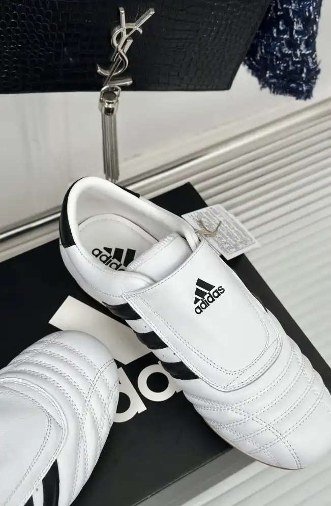 hype Adidas Sneakers