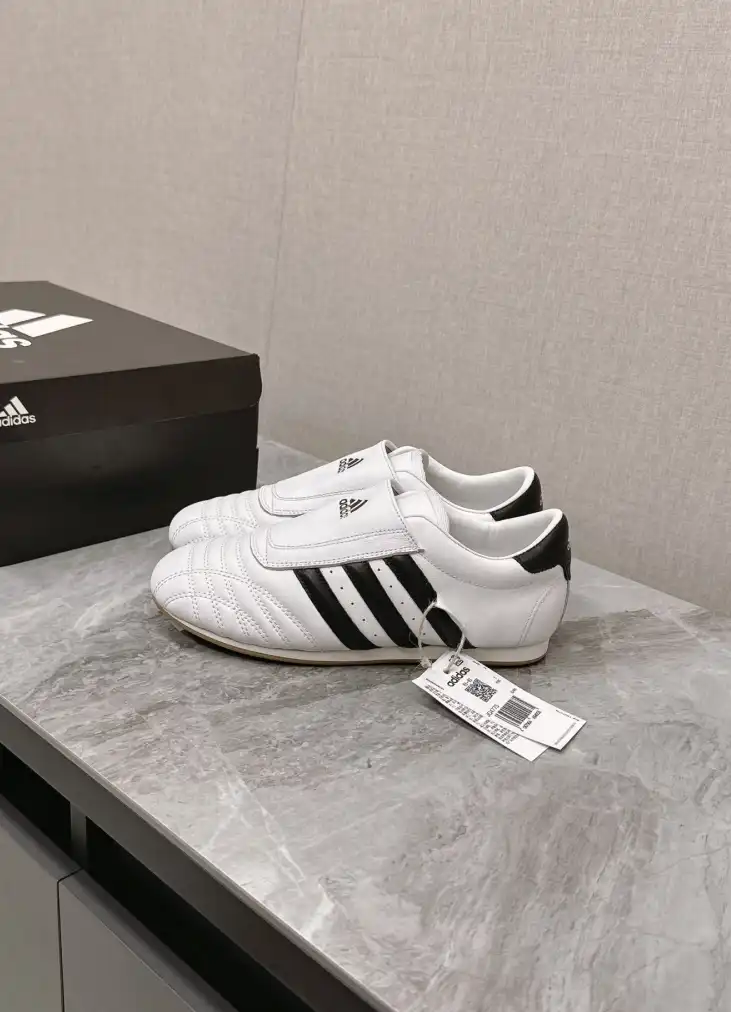 hype Adidas Sneakers