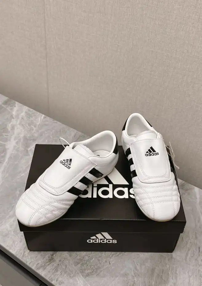 hype Adidas Sneakers