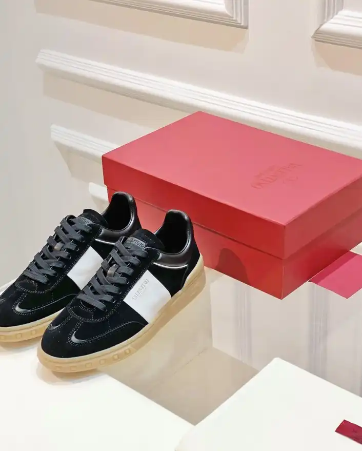 hype Valentino Sneakers