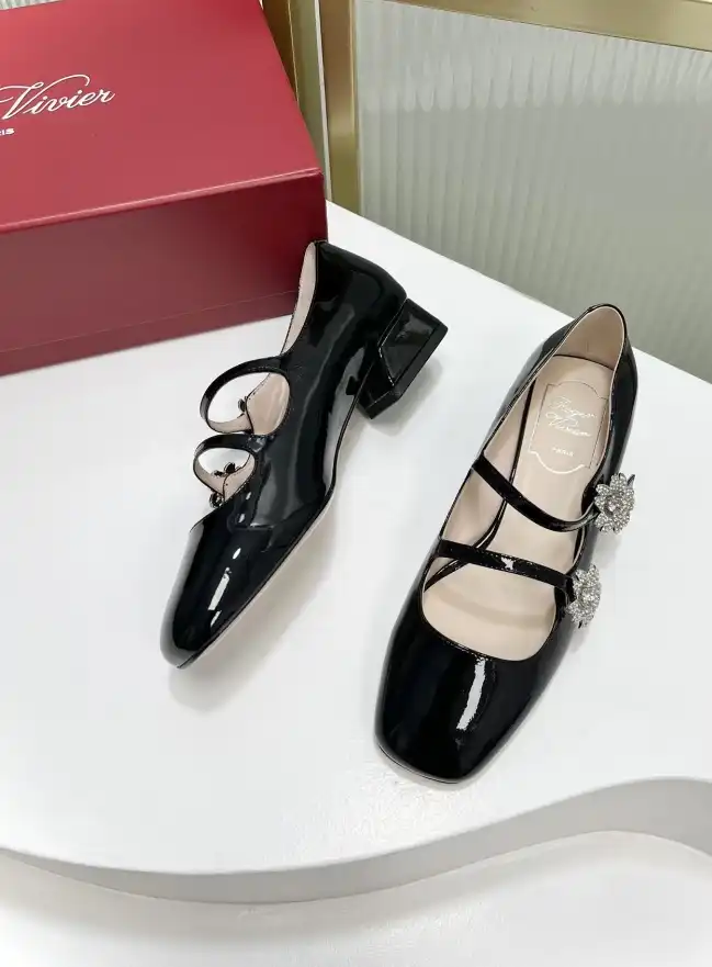 hype Roger Vivier flat shoes