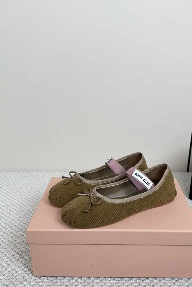 hype Miu Miu flat shoes