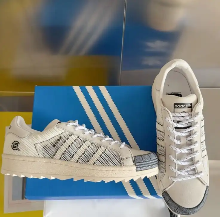 hype Adidas Sneakers