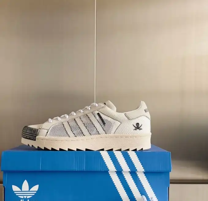 hype Adidas Sneakers