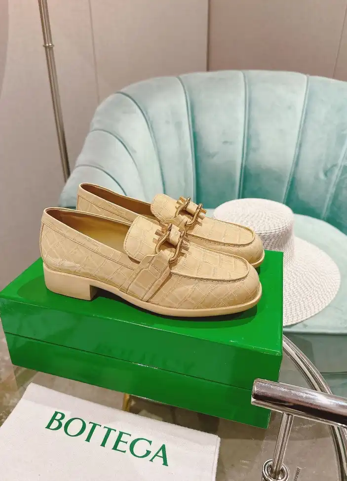 hype Bottega Veneta flat shoes