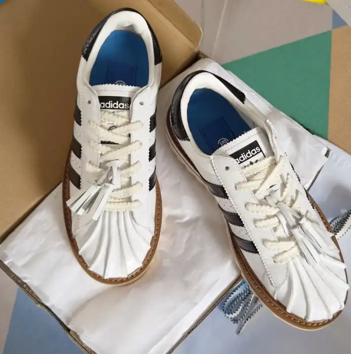 hype Adidas Sneakers