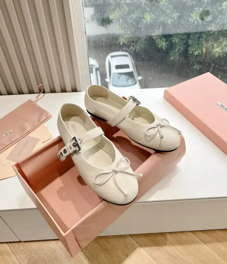 hype Miu Miu flat shoes