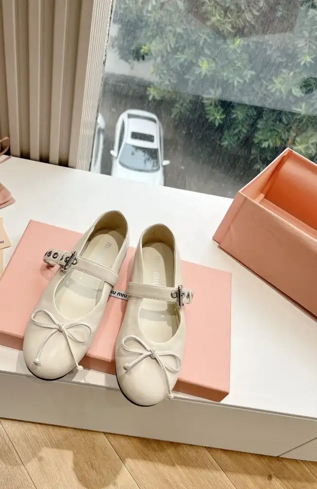 hype Miu Miu flat shoes