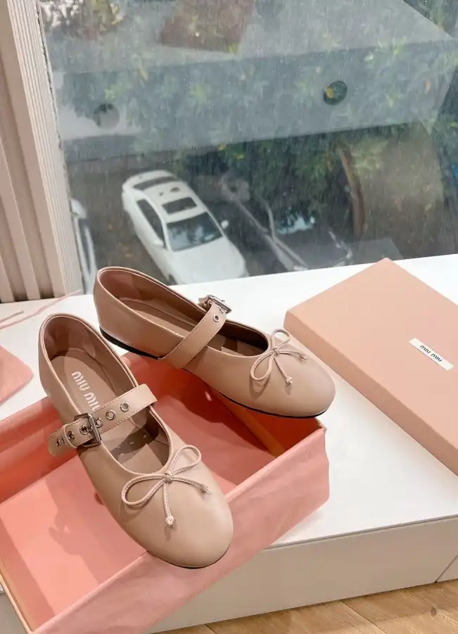 hype Miu Miu flat shoes