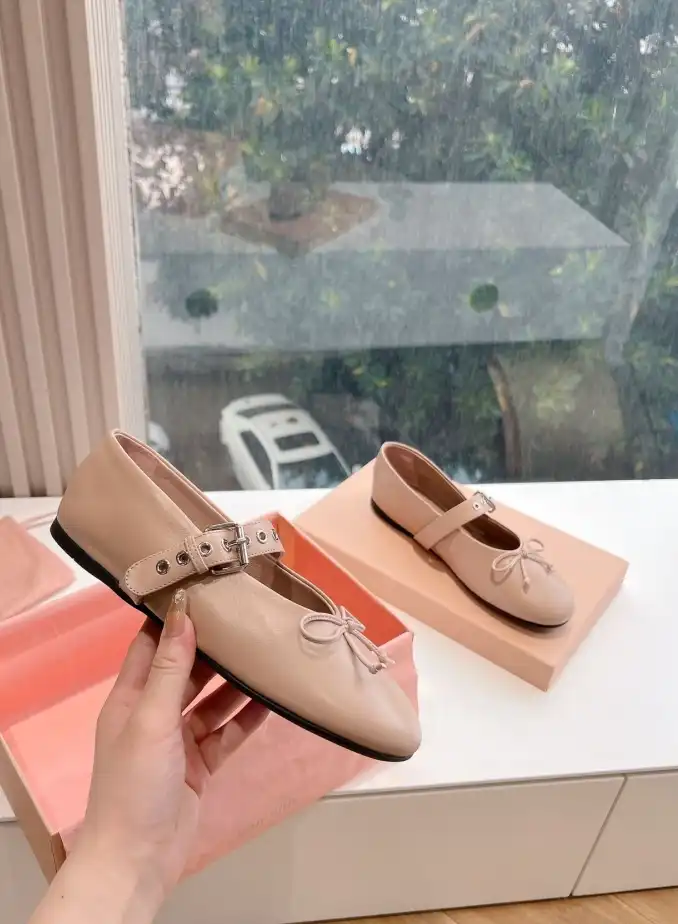 hype Miu Miu flat shoes