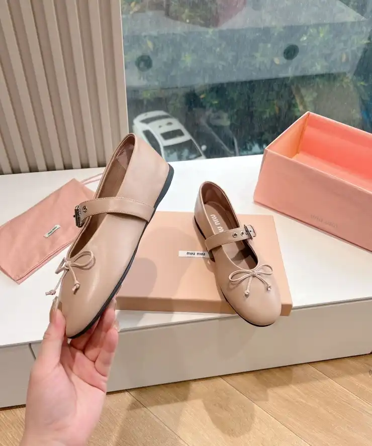 hype Miu Miu flat shoes