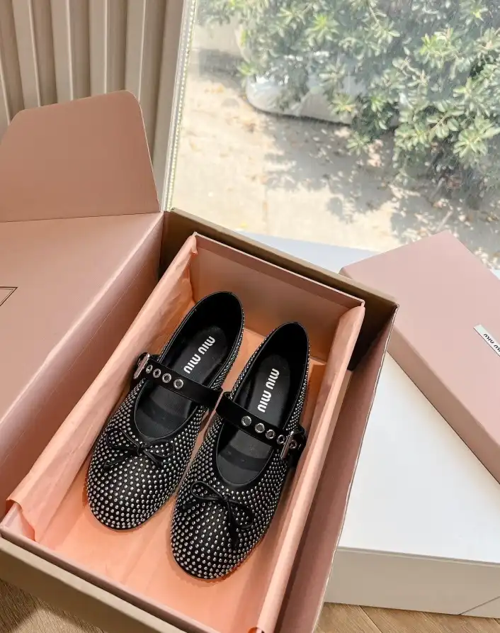 hype Miu Miu flat shoes