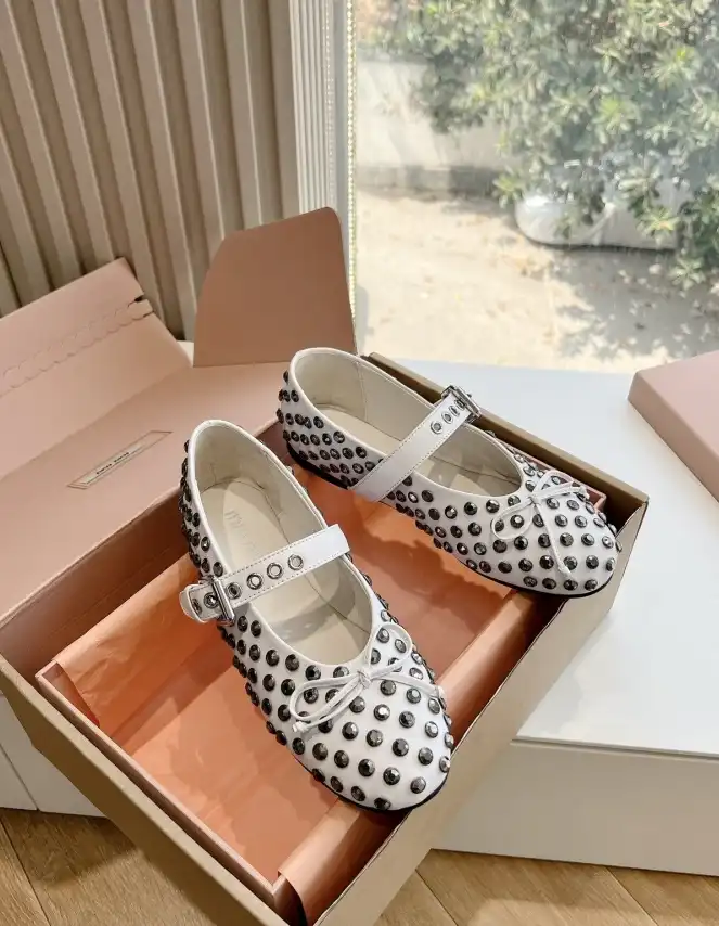 hype Miu Miu flat shoes