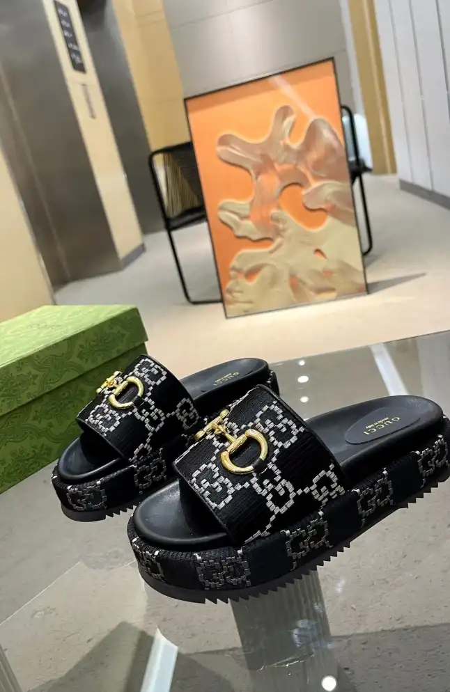 hype Gucci Slippers