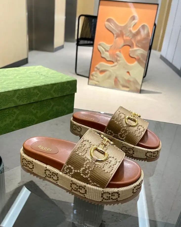 hype Gucci Slippers