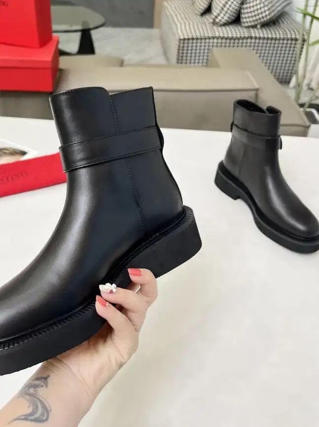 hype Valentino Boots