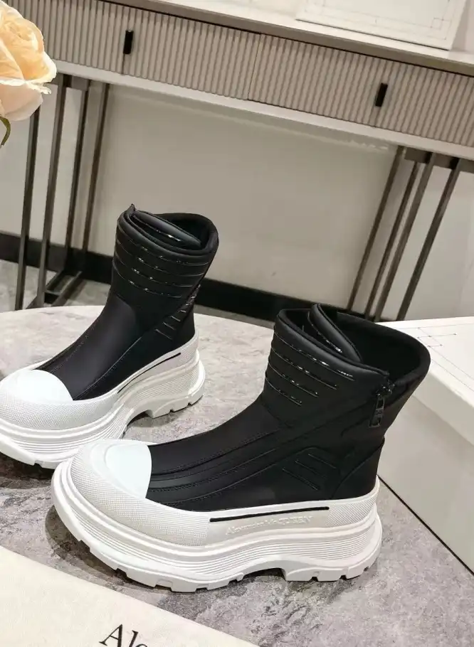 hype McQueen Boots