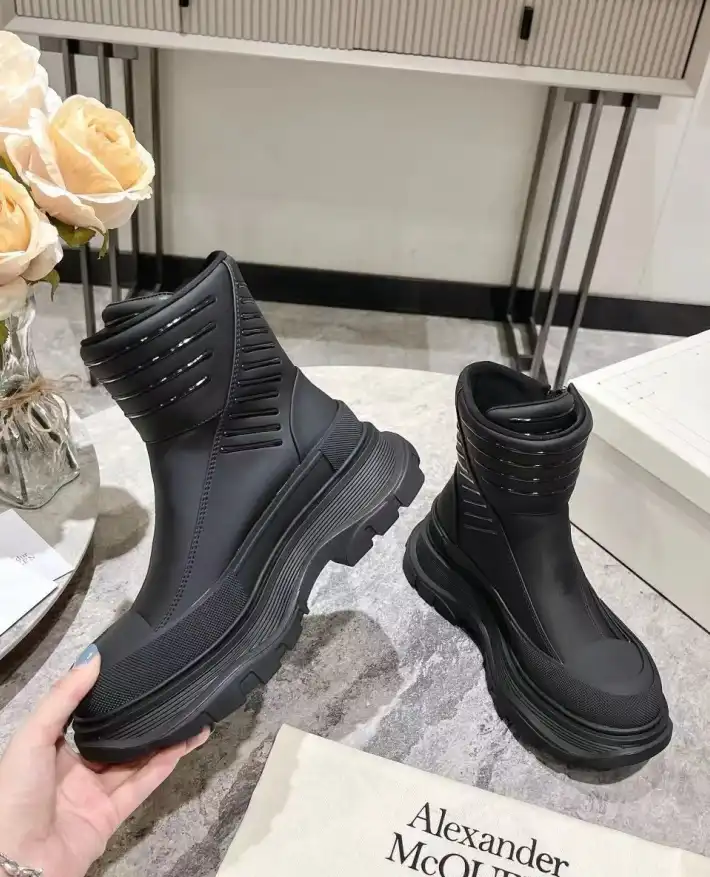 hype McQueen Boots