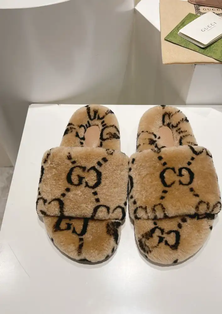 hype Gucci Slippers