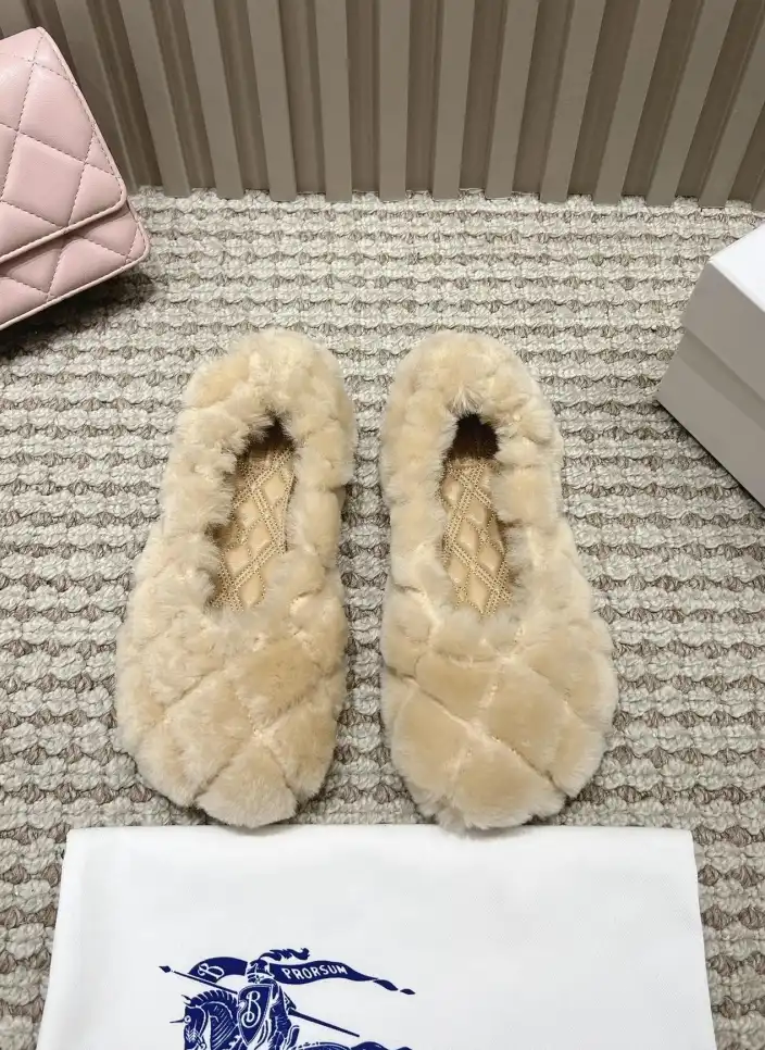 hype Burberry Flat Shoes