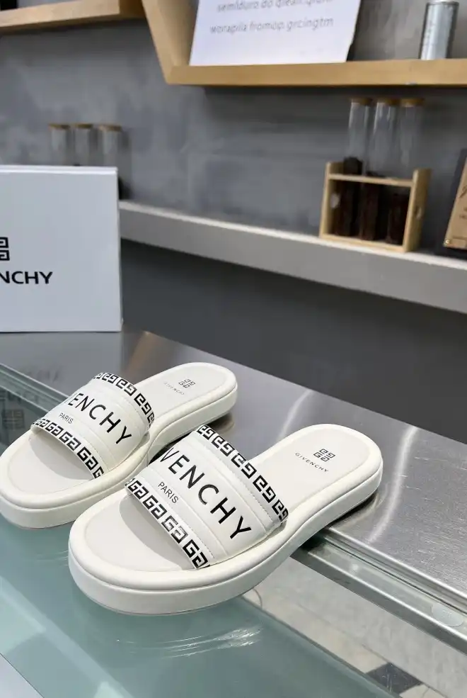 hype Givenchy Slippers