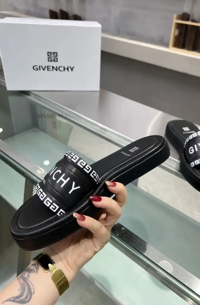 hype Givenchy Slippers