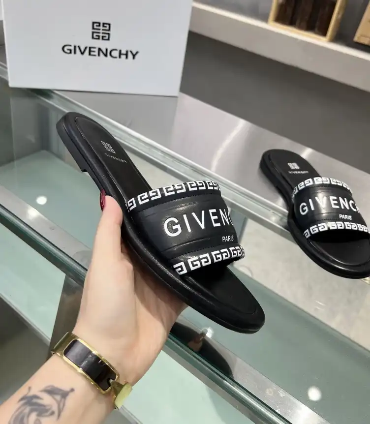 hype Givenchy Slippers